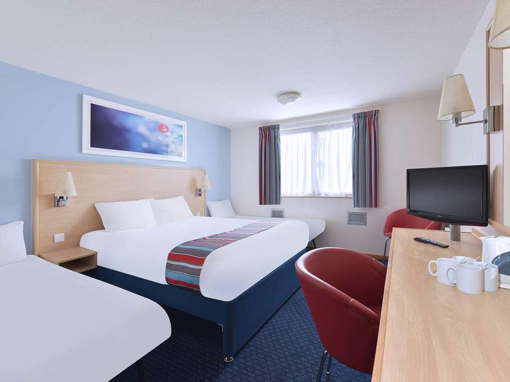 Travelodge Edinburgh Dreghorn Номер фото