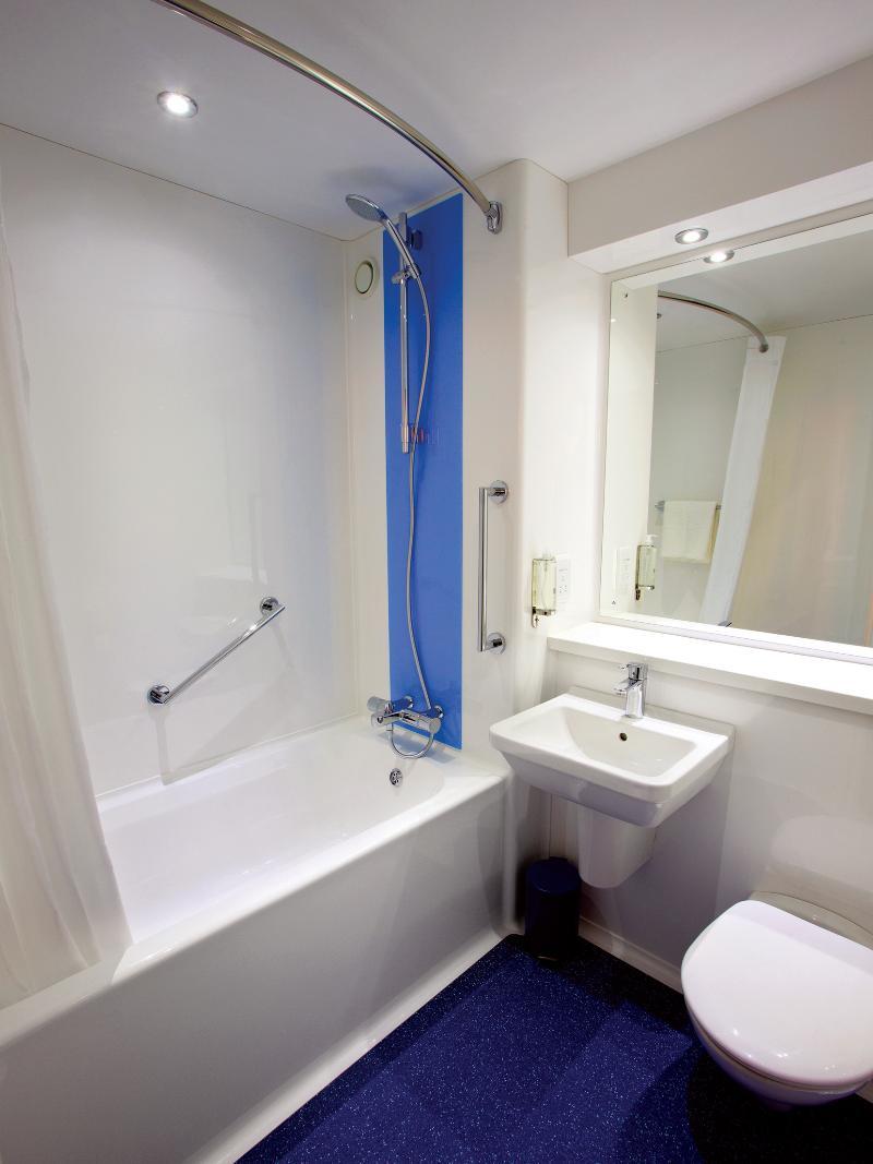 Travelodge Edinburgh Dreghorn Экстерьер фото